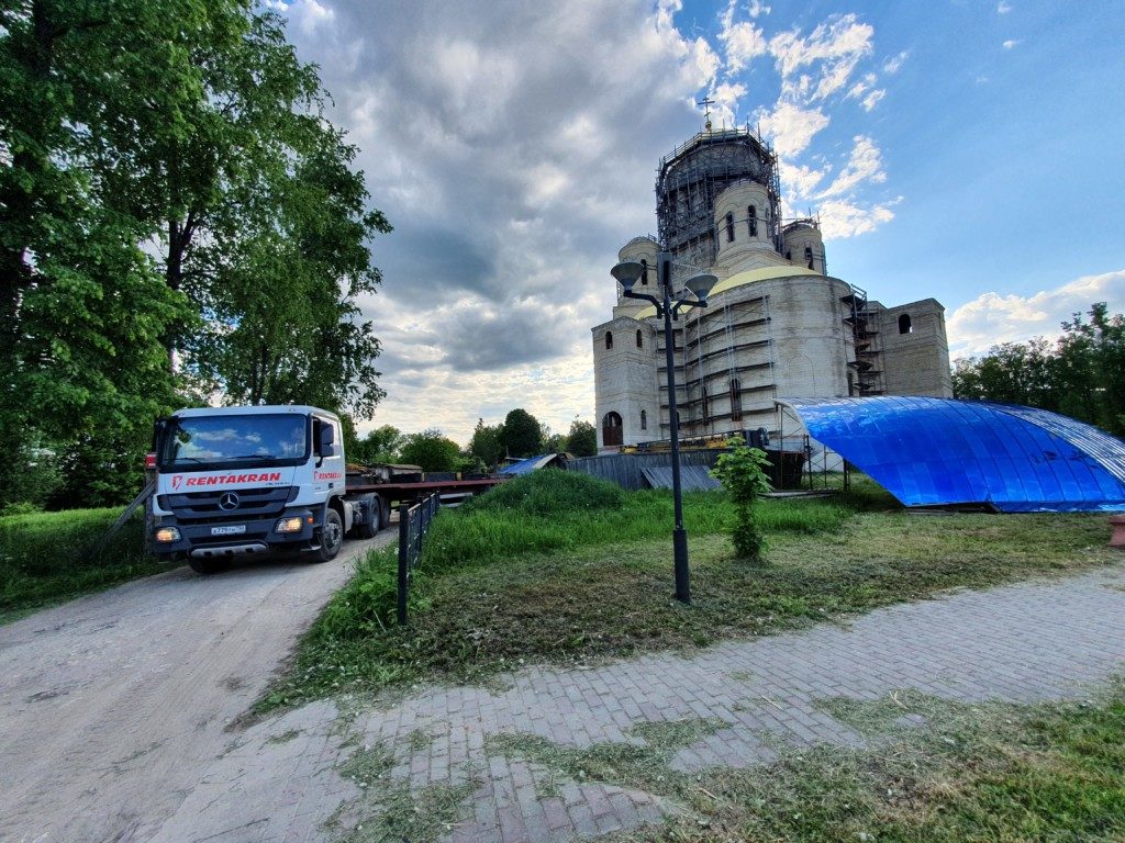 Небесно-голубая крыша для нашего храма