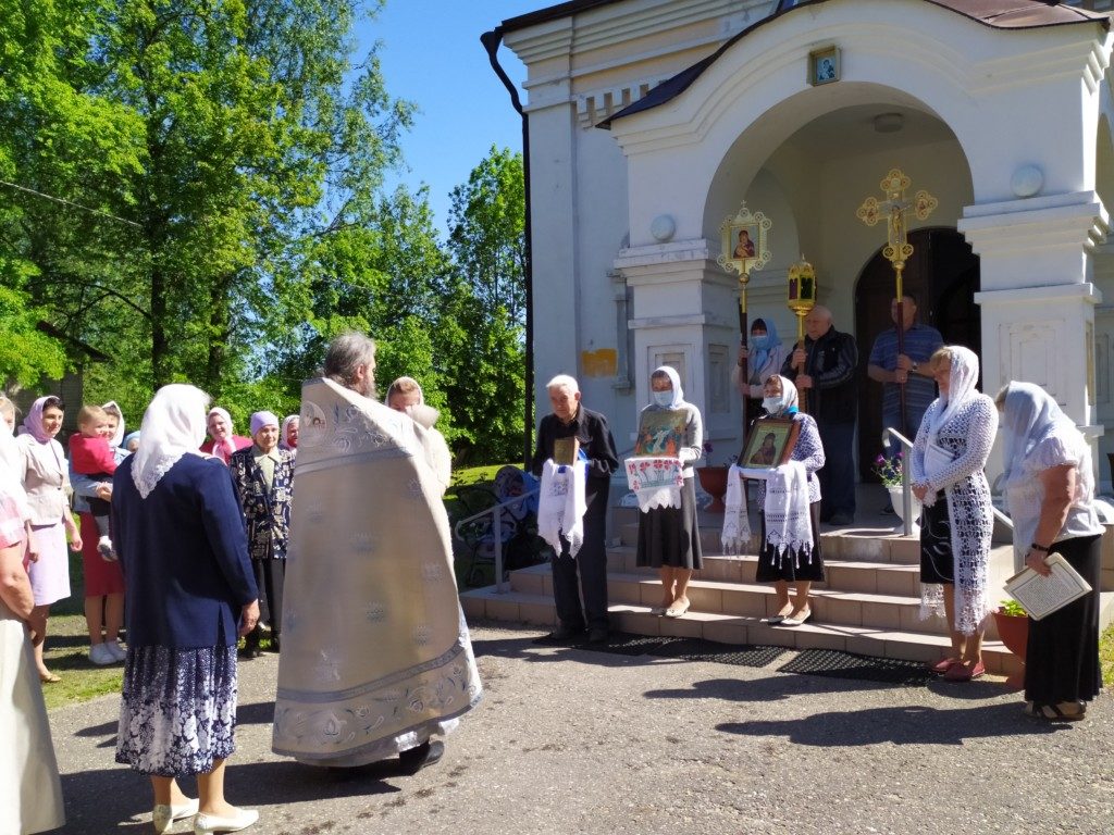 Радуйся, Русь православную возлюбившая; радуйся, веру истинную в ней утвердившая… Радуйся, Молитвеннице наша теплая; радуйся, Заступнице усердная! Радуйся, Пречистая, от иконы Твоея милости нам источающая.