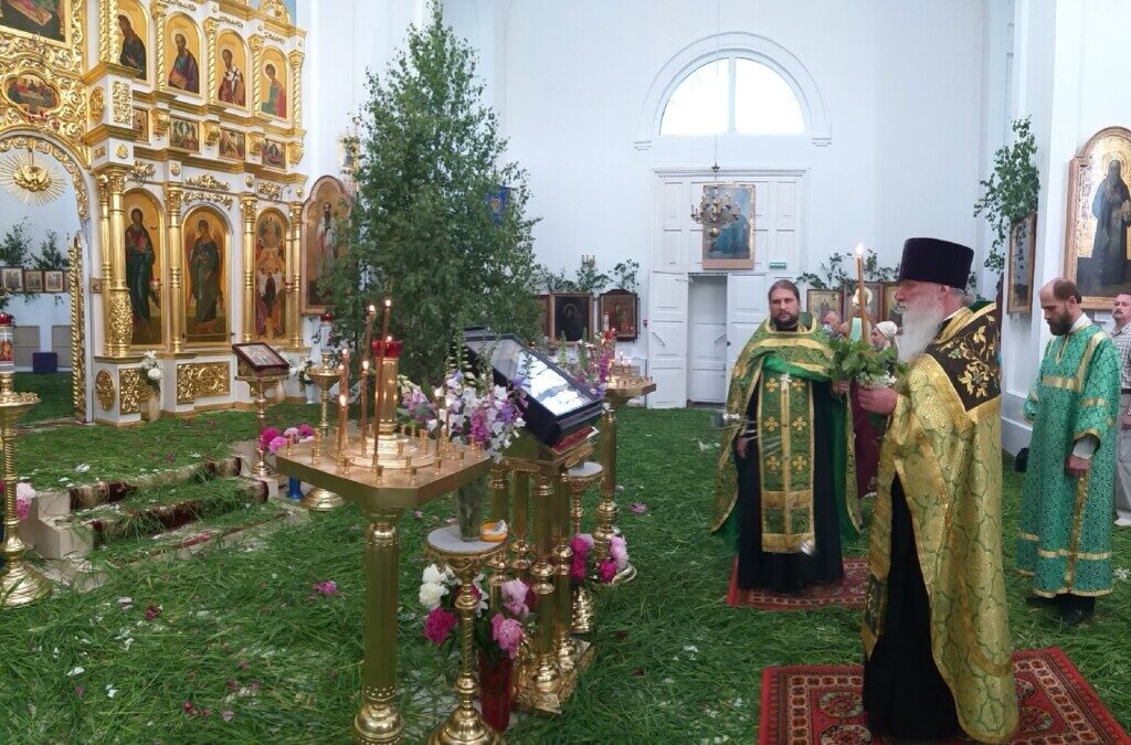 20 июня 2021 года в праздник Пятидесятницы в Вознесенском соборе г.Ржева настоятелем храма прот. Константином Чайкиным была отслужена Божественная литургия и Великая вечерня с коленопреклоненными молитвами.