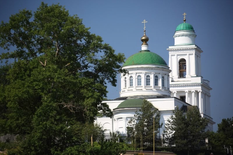 Белый храм стоит над Волгой