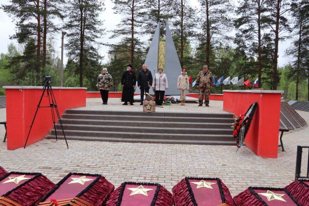 Захоронение останков воинов в деревне Демяхи Бельского округа. ПОДРОБНЕЕ…
