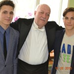 Звучат мелодии Победы.