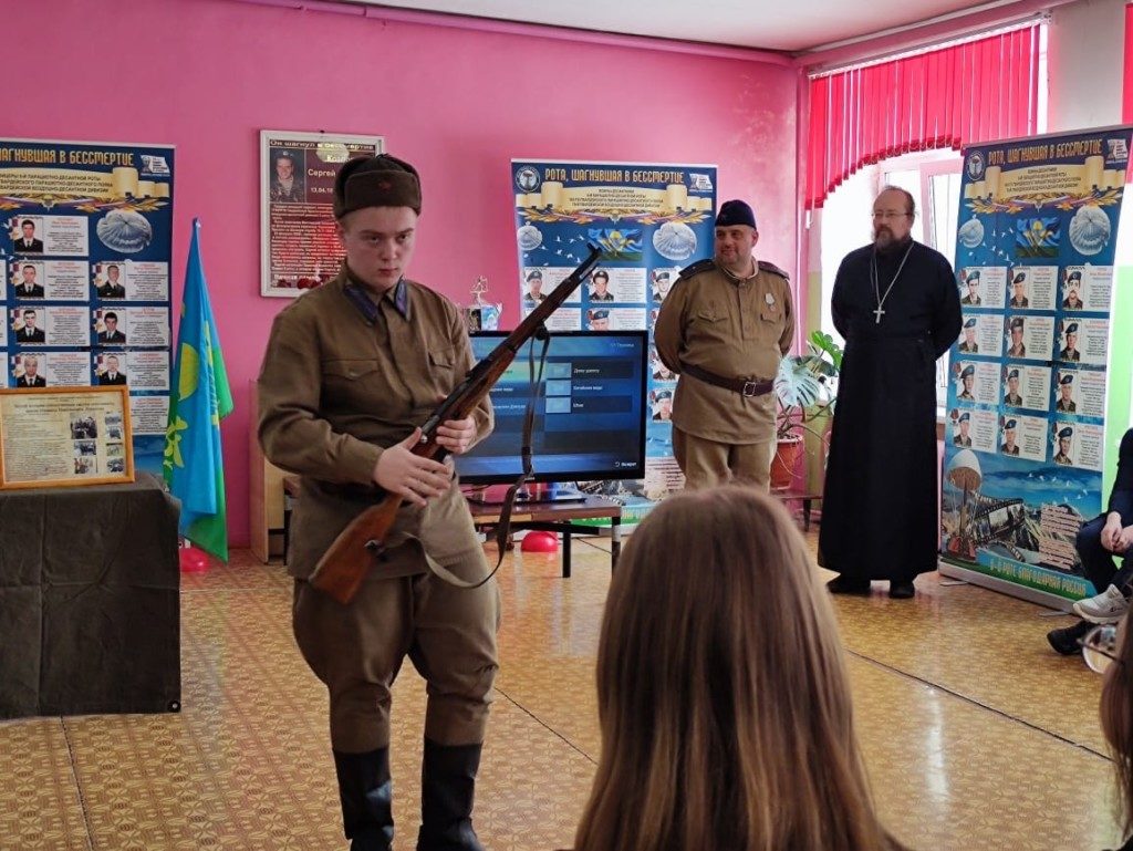 Выставка оружия времён ВОВ.