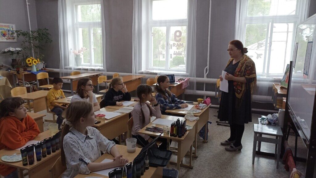 Для учащихся художественного отделения ЦДЭР «Созвездие», сотрудница Детской библиотеки, Кузнецова В. Ю. провела презентацию с мастер-классом «ВОЛГА-МАТУШКА-РЕКА»