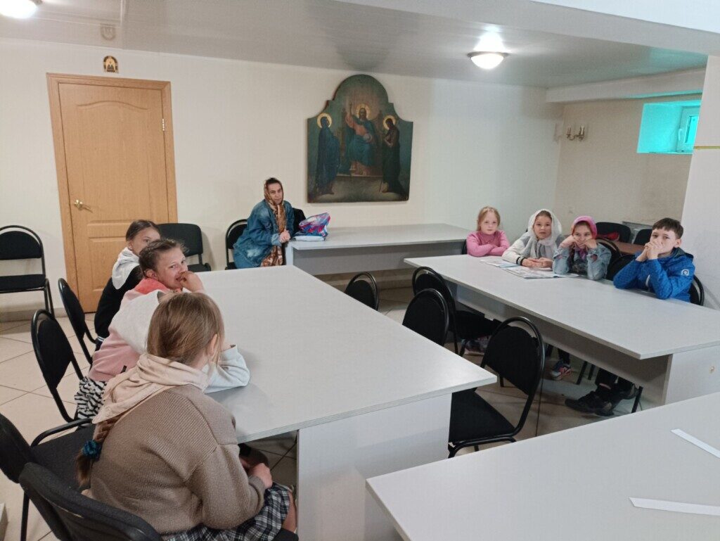 В Воскресной школе храма Владимирской иконы Божией Матери состоялась интеллектуальная игра «Что? Где? Когда?».