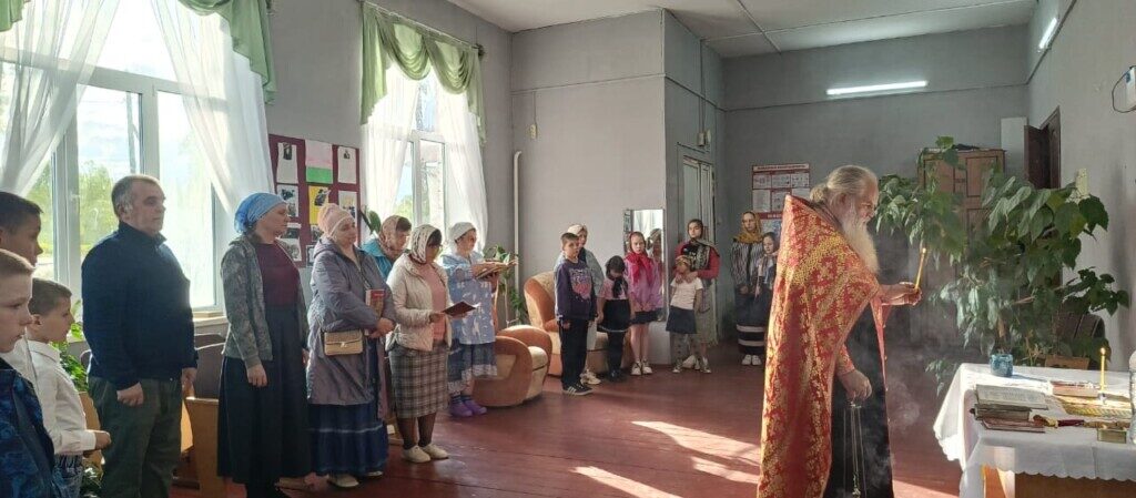 В д. Светлая Ржевского МО отслужили молебен свт. Николаю Чудотворцу.