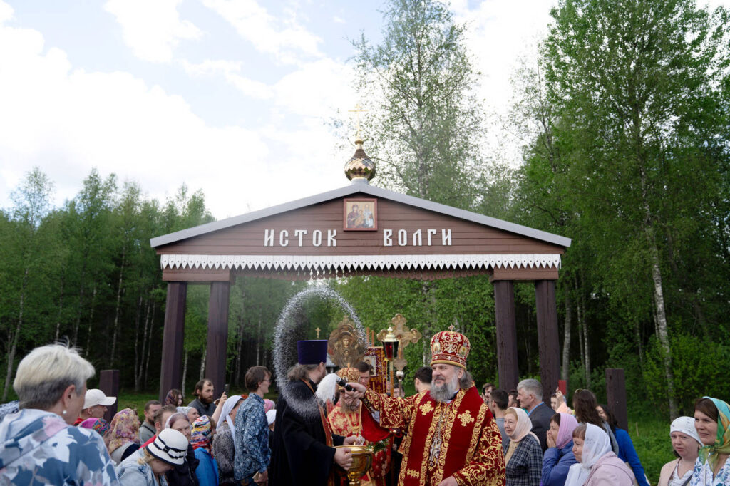 В Ольгинском монастыре на истоке Волги перед началом Волжского крестного хода совершена Божественная литургия