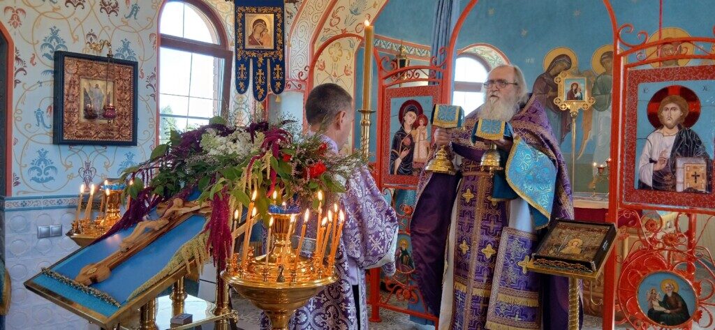 С праздником Происхожде́ния Честны́х Древ Животворя́щего Креста́ Госпо́дня!