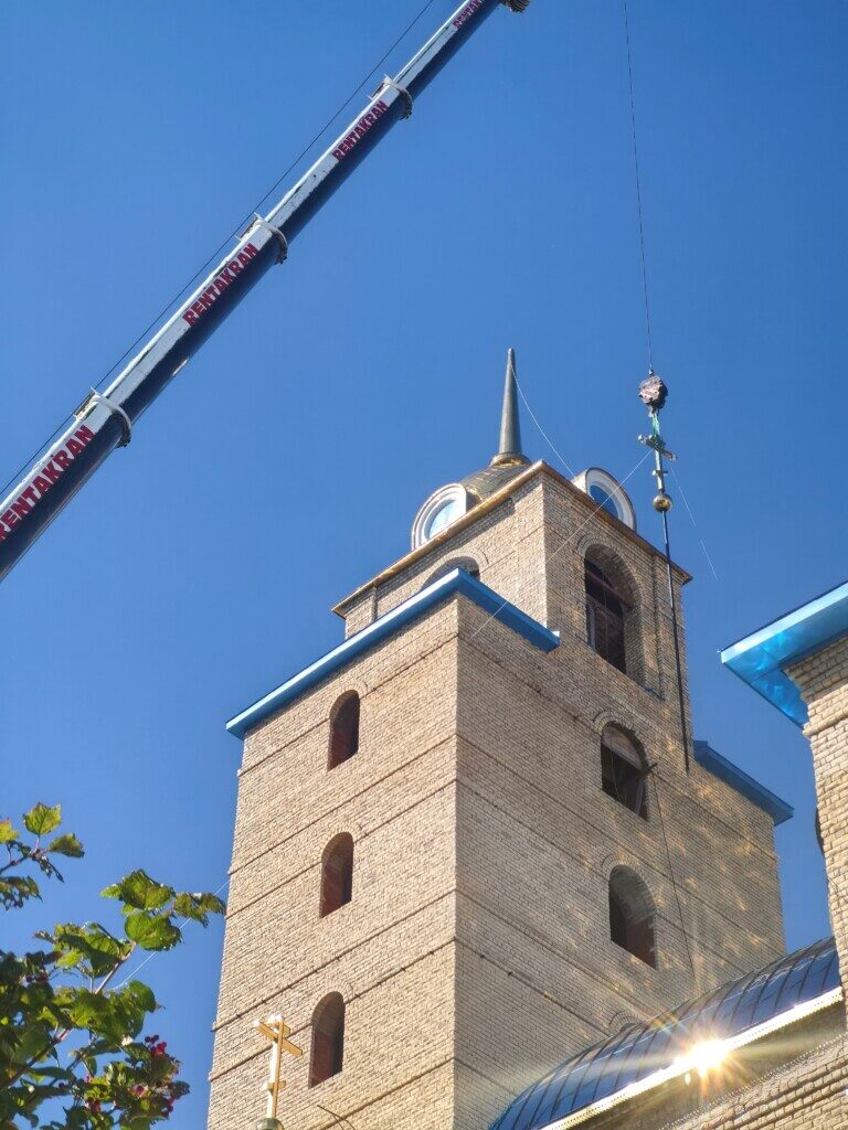 Золотые купола над городом: новый храм обретает завершенный вид