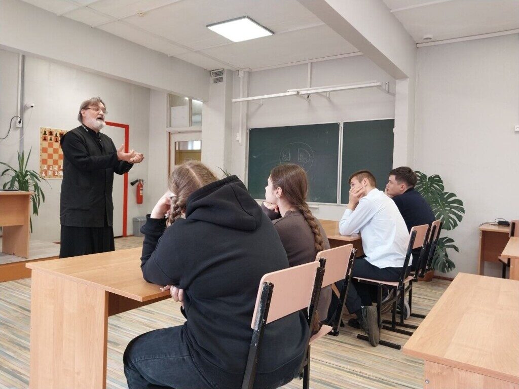 Отец Сергий Малышев и школьники обсудили основы семьи