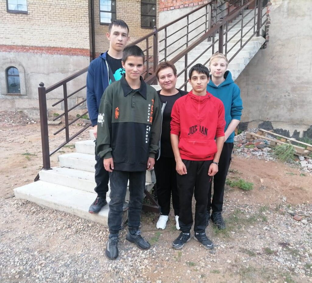 Нелидовские добровольцы и воспитанники школы-интерната приняли участие в субботнике на строящемся храме в честь святого праведного Иоанна Кронштадтского