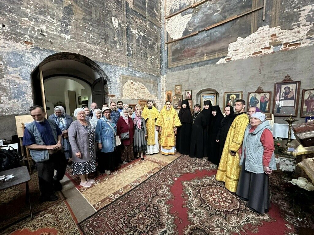 Архиерейское Богослужение в Никольском храме Свято-Тихоновского женского монастыря города Торопца. ПОДРОБНЕЕ…