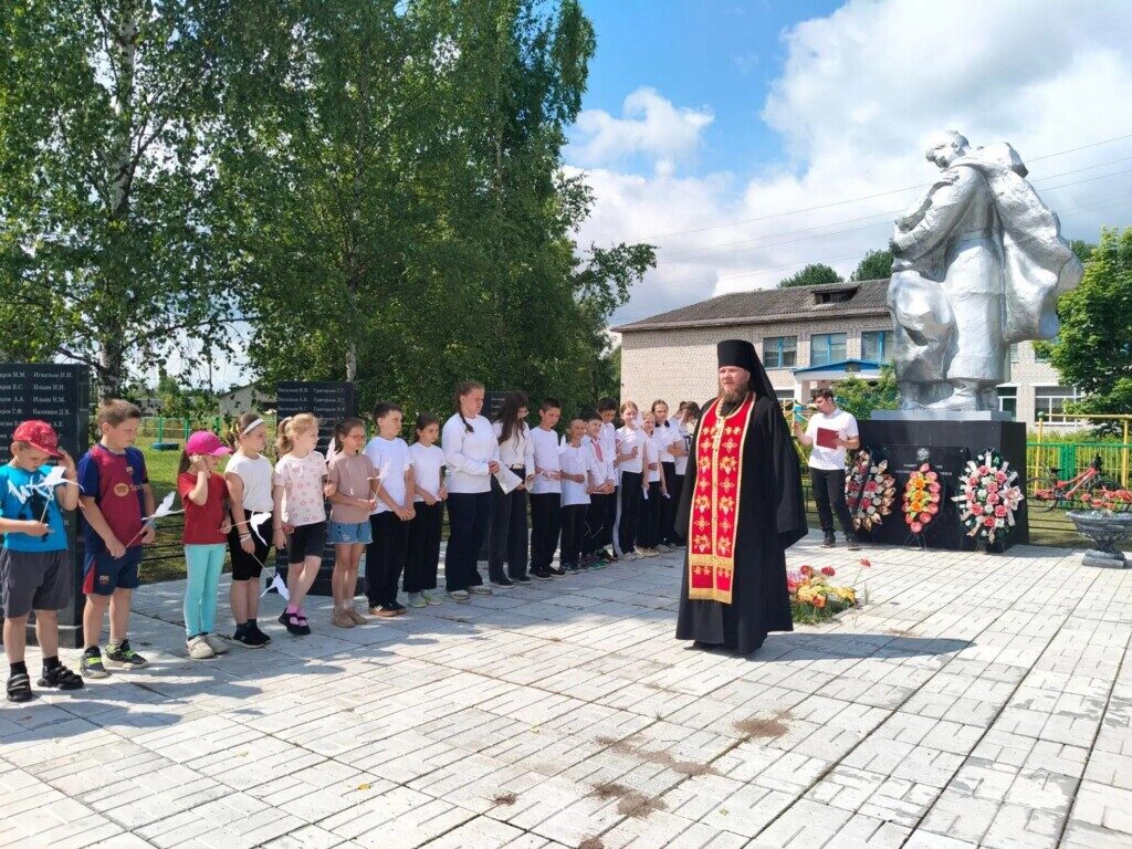 В деревне Озерец иеромонах Фаддей (Поляков) отслужил панихиду в память о погибших в Великой Отечественной войне. ПОДРОБНЕЕ…